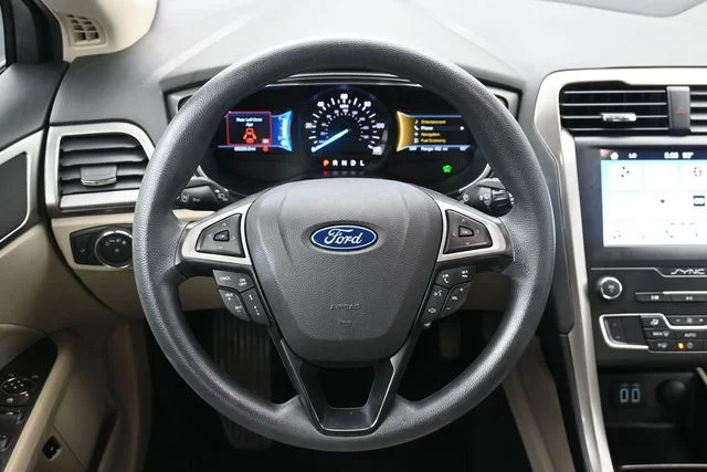 Used 2019 Oxford White Ford SE image 23