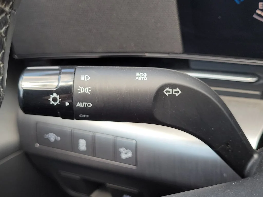 Used 2025 White Hyundai SEL image 28
