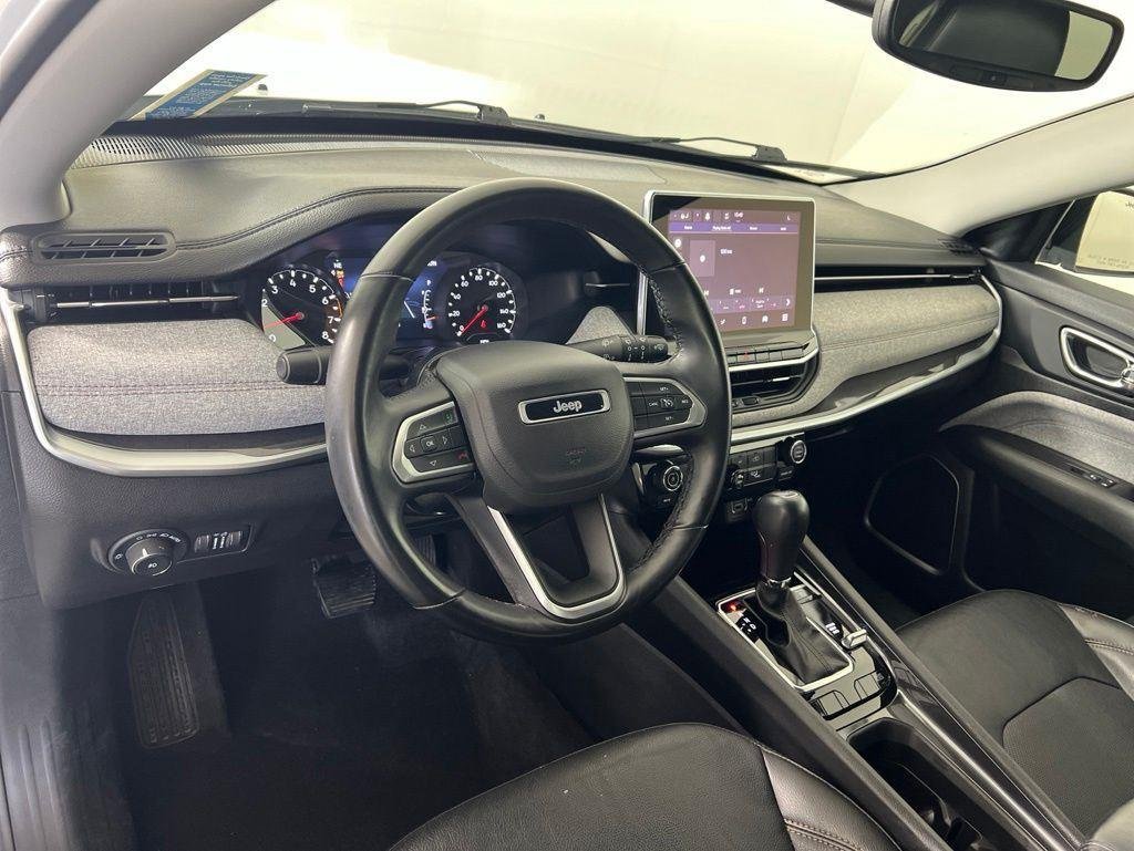 Used 2022 Bright White Clearcoat Jeep Latitude Lux image 4