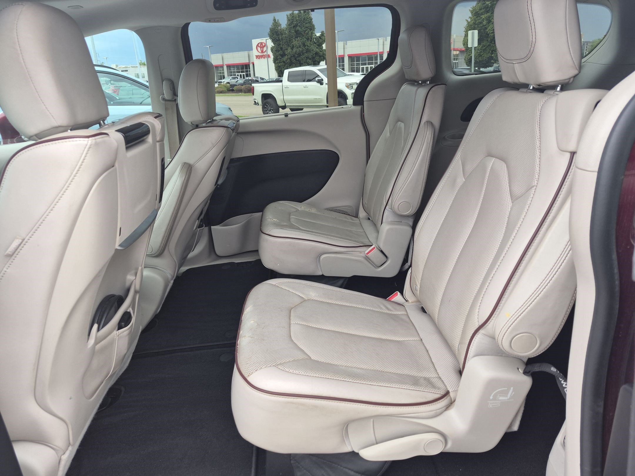 Used 2017 Velvet Red Pearlcoat Chrysler Limited image 26