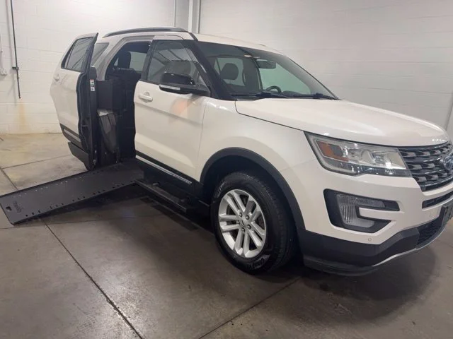 Used 2016 White Ford XLT image 26