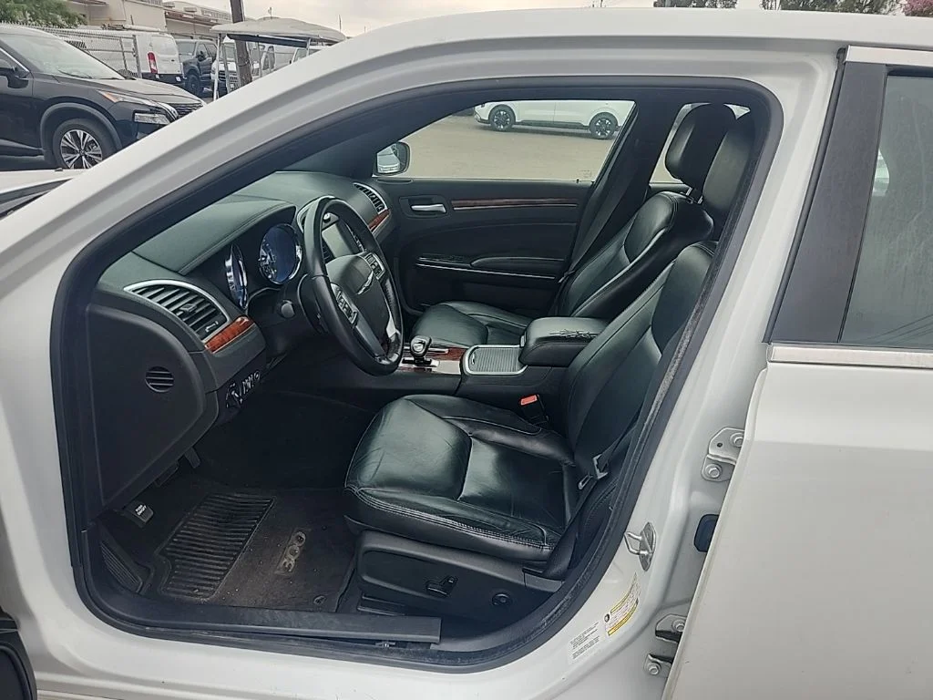 Used 2013 White Chrysler Base image 17