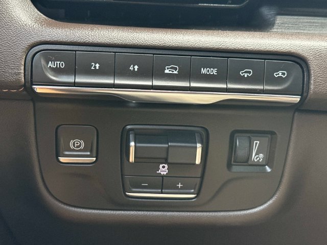 Used 2022 White Cadillac Sport image 27