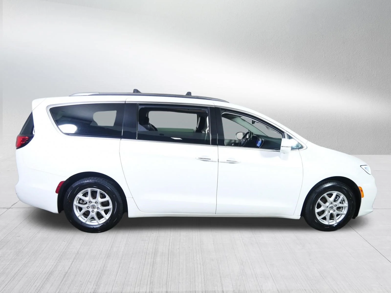 Used 2021 Bright White Clearcoat Chrysler Touring L image 8