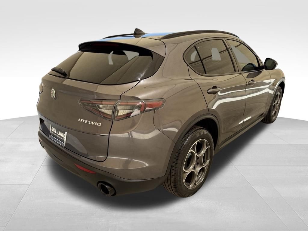 New 2025 Vesuvio Gray Metallic Exterior Paint Alfa Romeo Base image 9