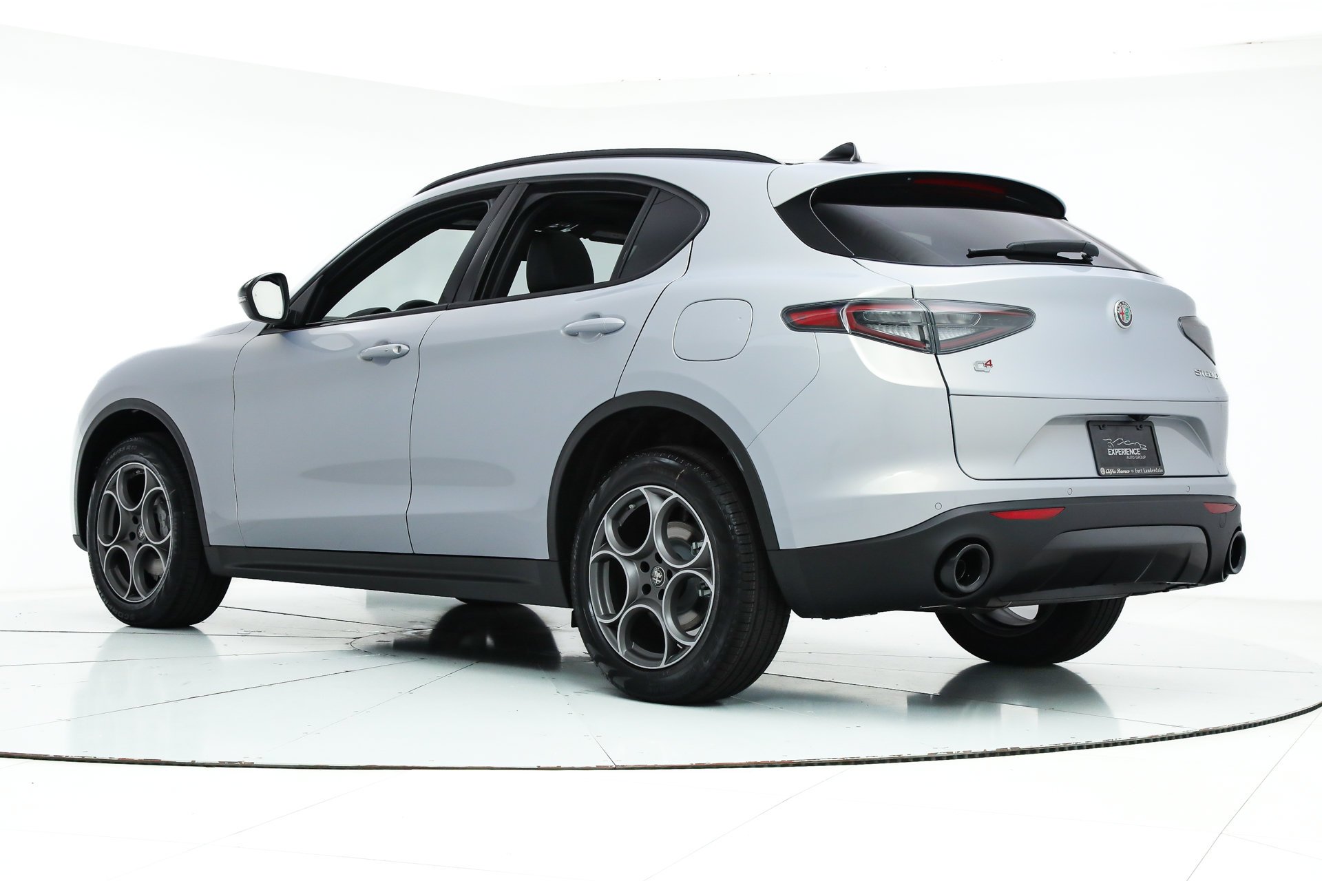 New 2025 Moonlight Gray Metallic Exterior Paint Alfa Romeo  image 3