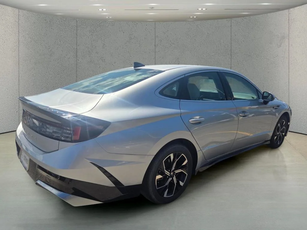 Used 2025 Silver Hyundai SEL image 5