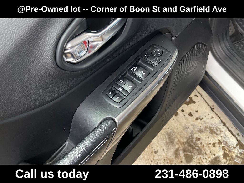 Used 2019 White Jeep Latitude Plus image 16