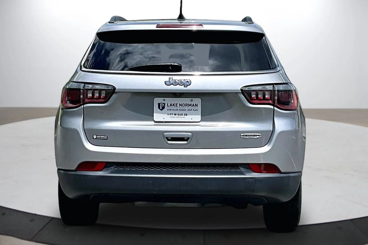 Used 2019 Silver Jeep Latitude image 8