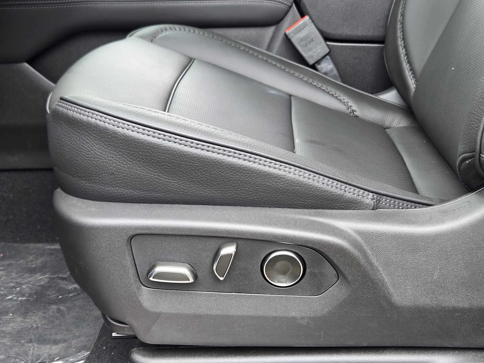 2026 GMC Yukon XL Denali - Photo 16
