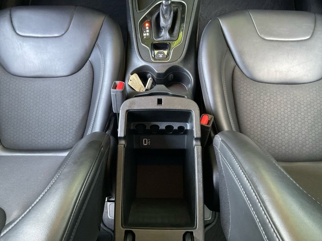 Used 2021 White Jeep Latitude Plus image 11