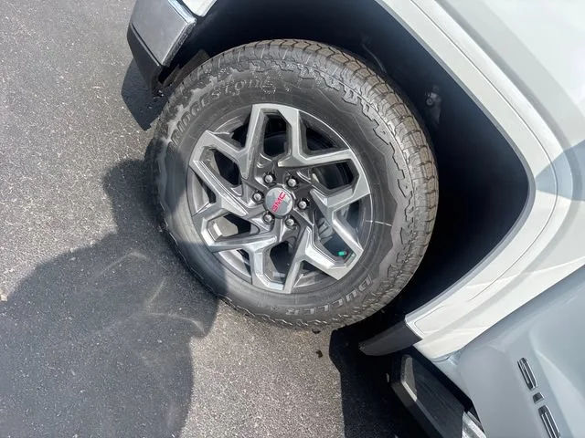 New 2026 Summit White GMC SLT image 31
