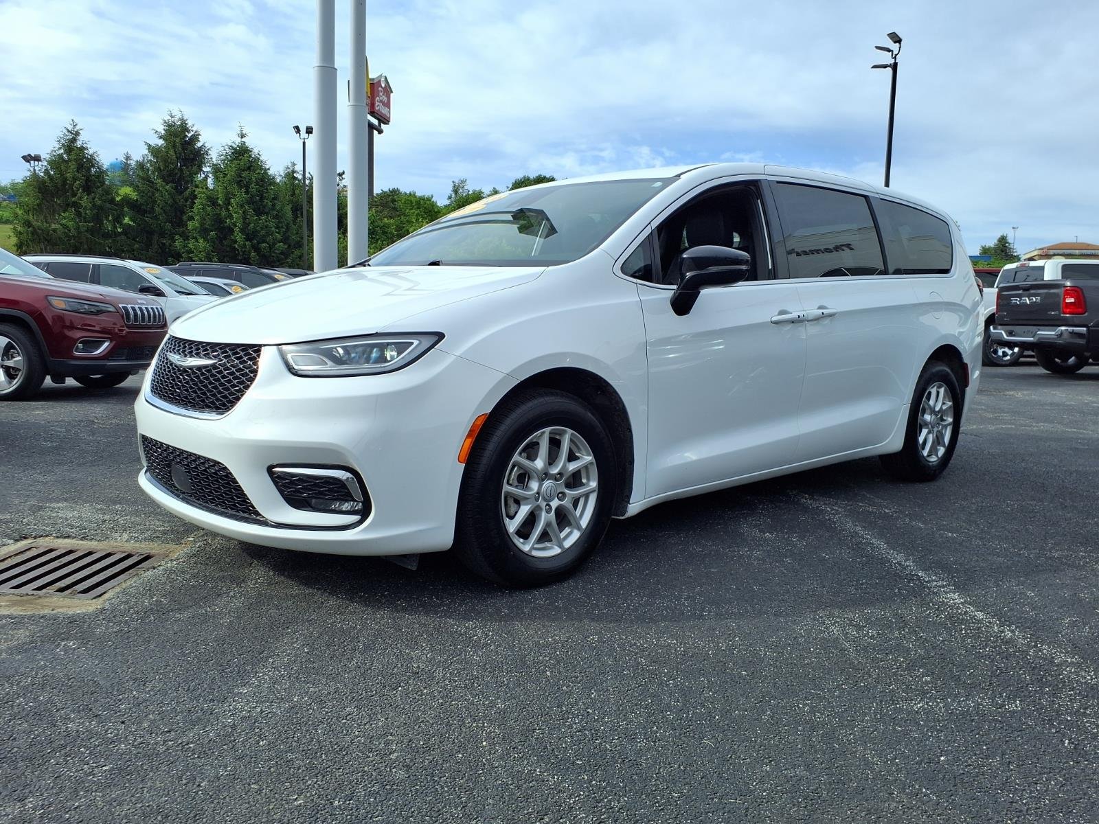 2025 Chrysler Pacifica Select's photo