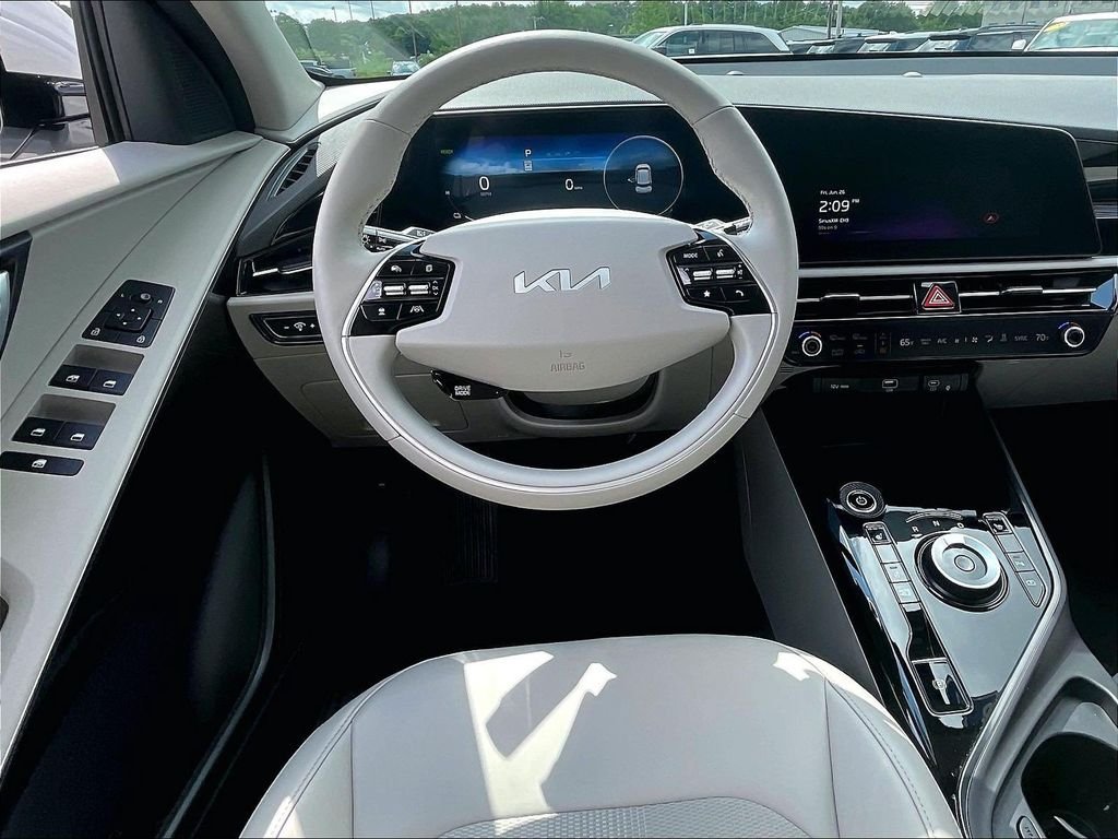 Used 2023 White Kia Wind image 17