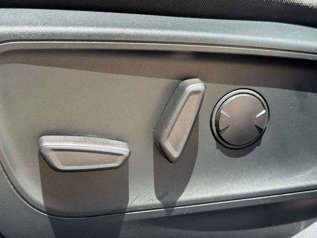 Used 2022 Agate Black Metallic Ford SE image 19