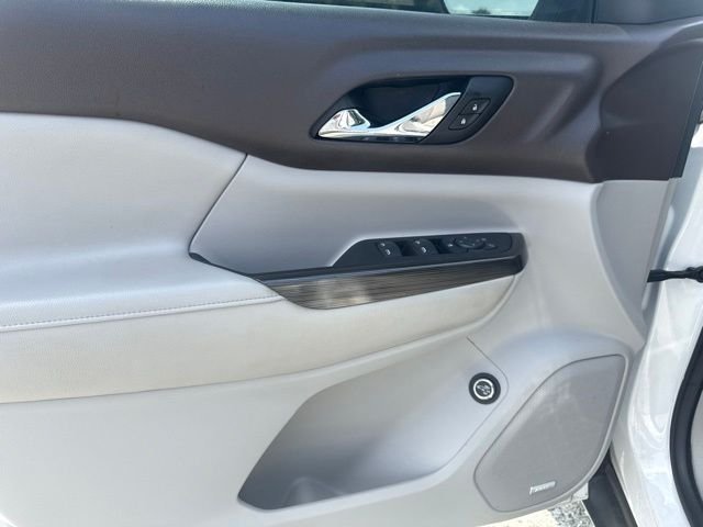 Used 2017 White GMC SLT-1 image 4