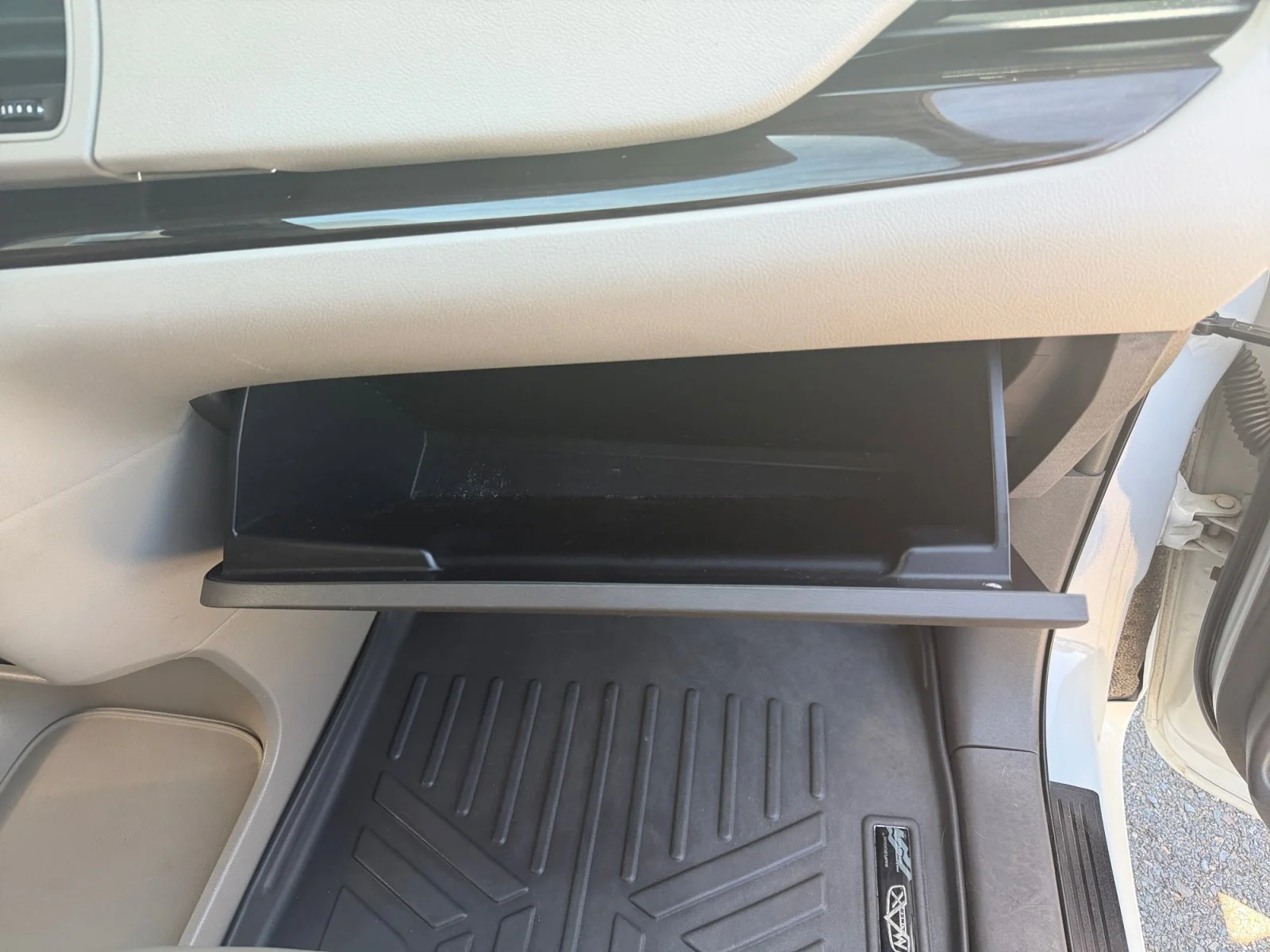 Used 2018 Super White Toyota XLE Premium image 31