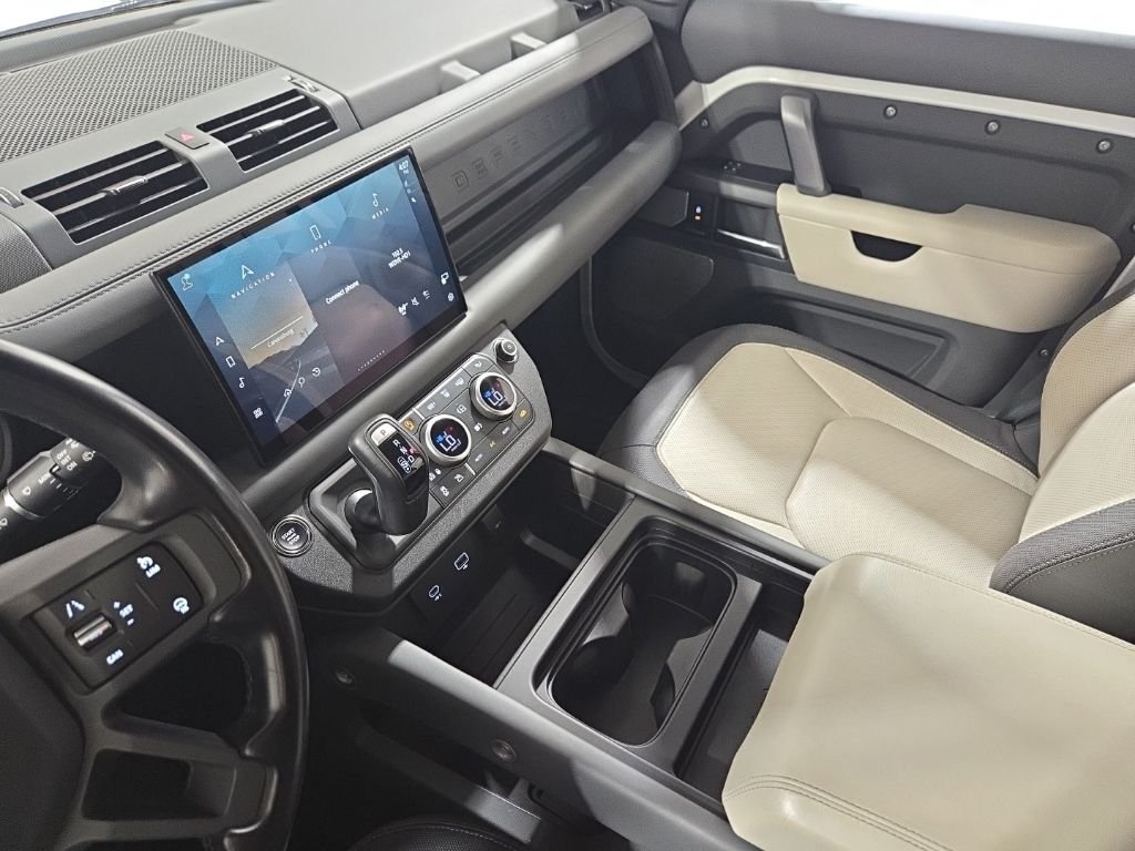Used 2023 Fuji White Land Rover X-Dynamic SE image 15