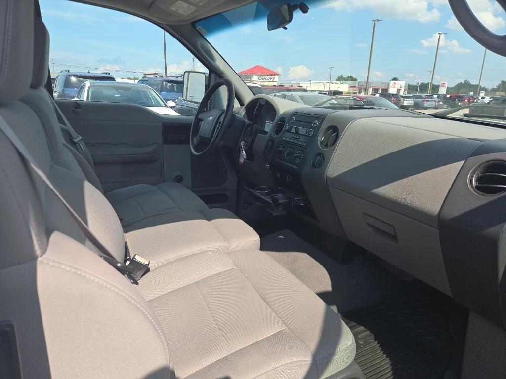 Used 2008 Oxford White Clearcoat Ford XL image 11