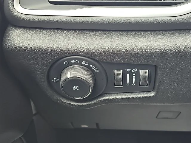 Used 2025 Black Chrysler Select image 20