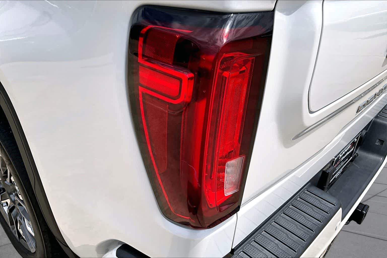Used 2023 White Frost Tricoat GMC Denali Ultimate image 29