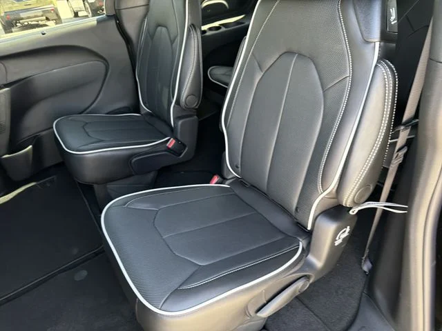 New 2027 Diamond Black Crystal Pearl-Coat Exterior Paint Chrysler Limited image 19