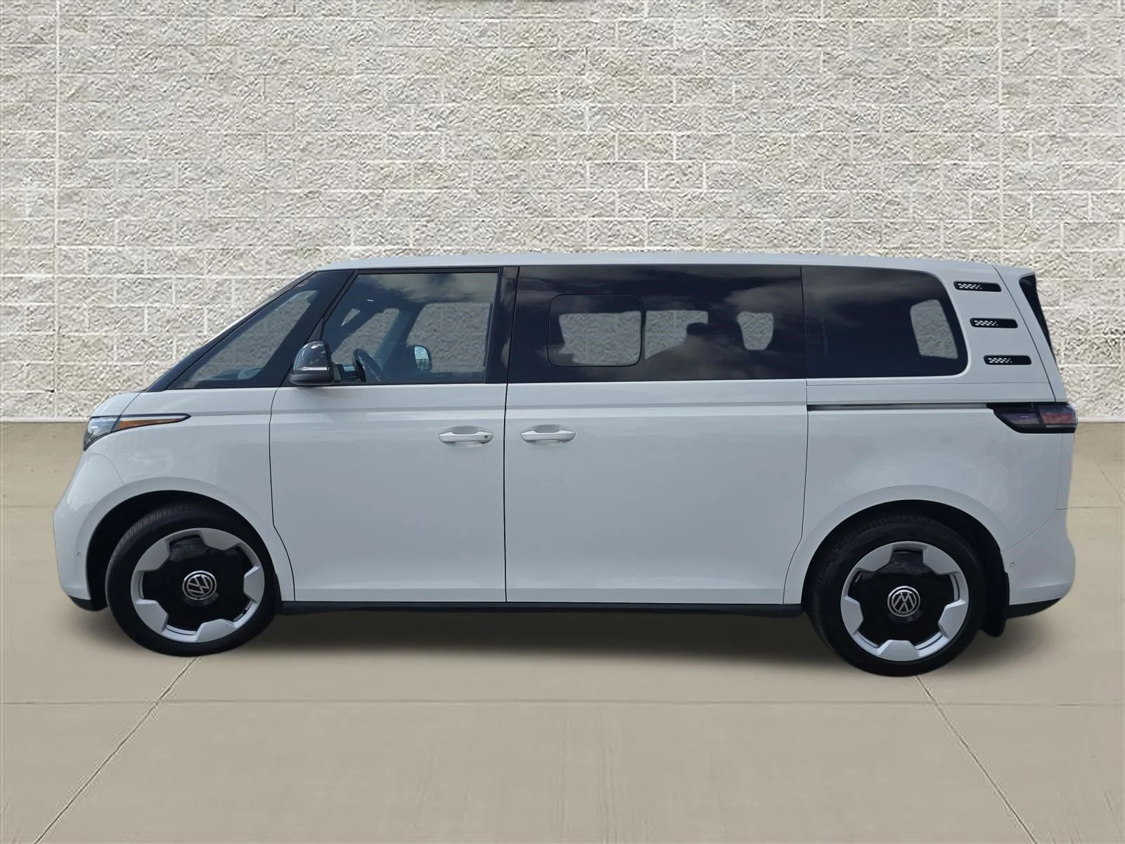 Certified Used 2025 Candy White Volkswagen Pro S image 4