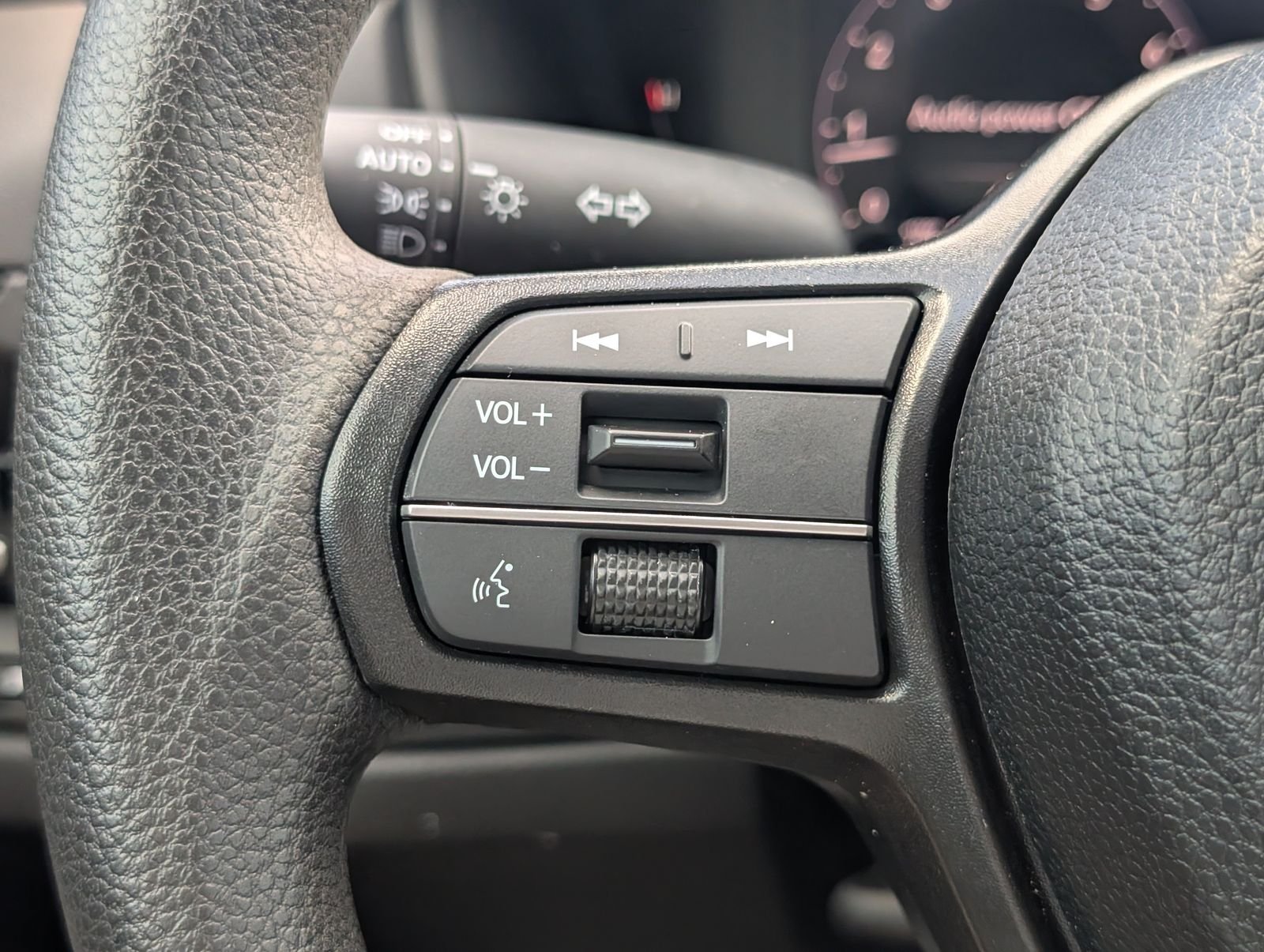 Used 2025 White Honda SE image 18