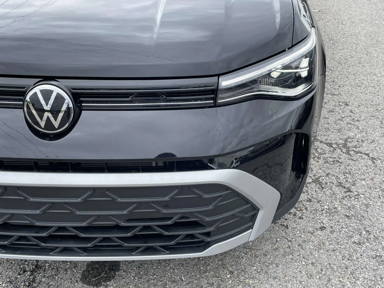 New 2026 Deep Black Pearl Volkswagen SE image 9