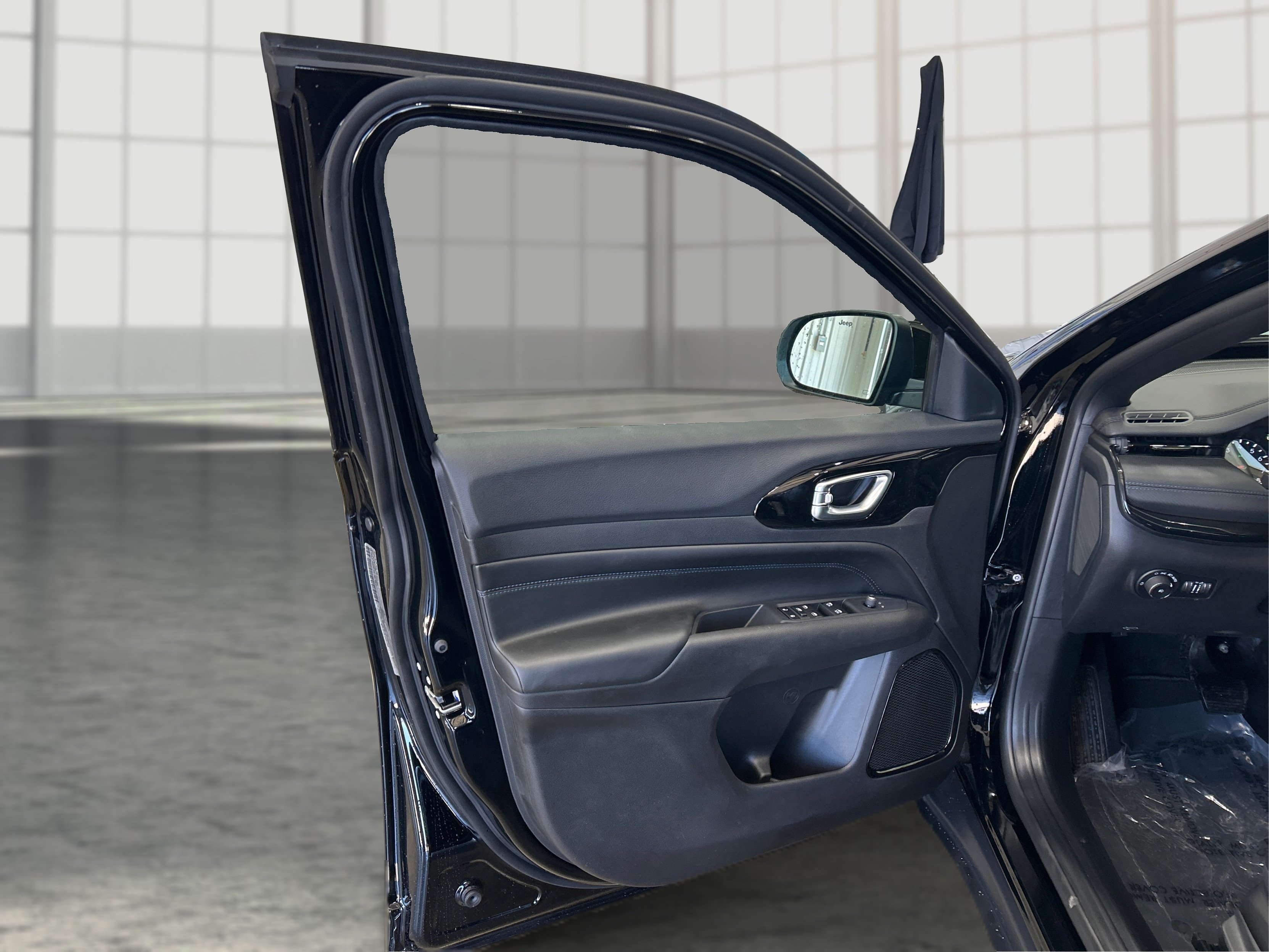New 2026 Diamond Black Crystal Pearl-Coat Exterior Paint Jeep Latitude image 18