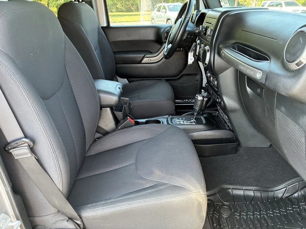 Used 2015 Silver Jeep Unlimited Sport image 24