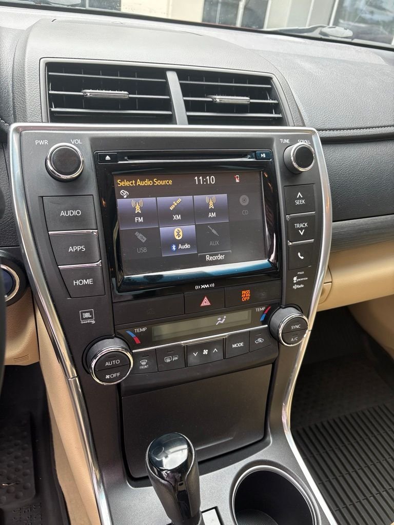 Used 2017  Toyota XLE image 2