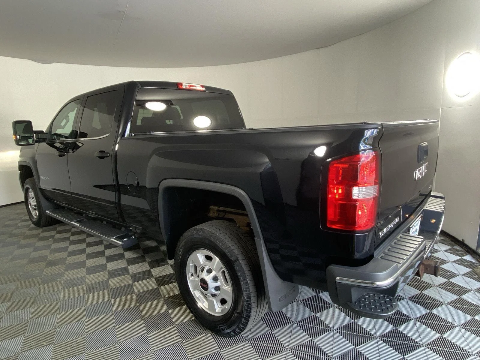 Used 2019 Onyx Black GMC SLE image 15