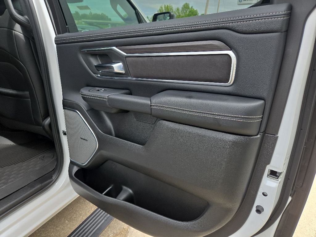 New 2026 Ivory White Tri-Coat Pearl-Coat Exterior Paint RAM Laramie image 92