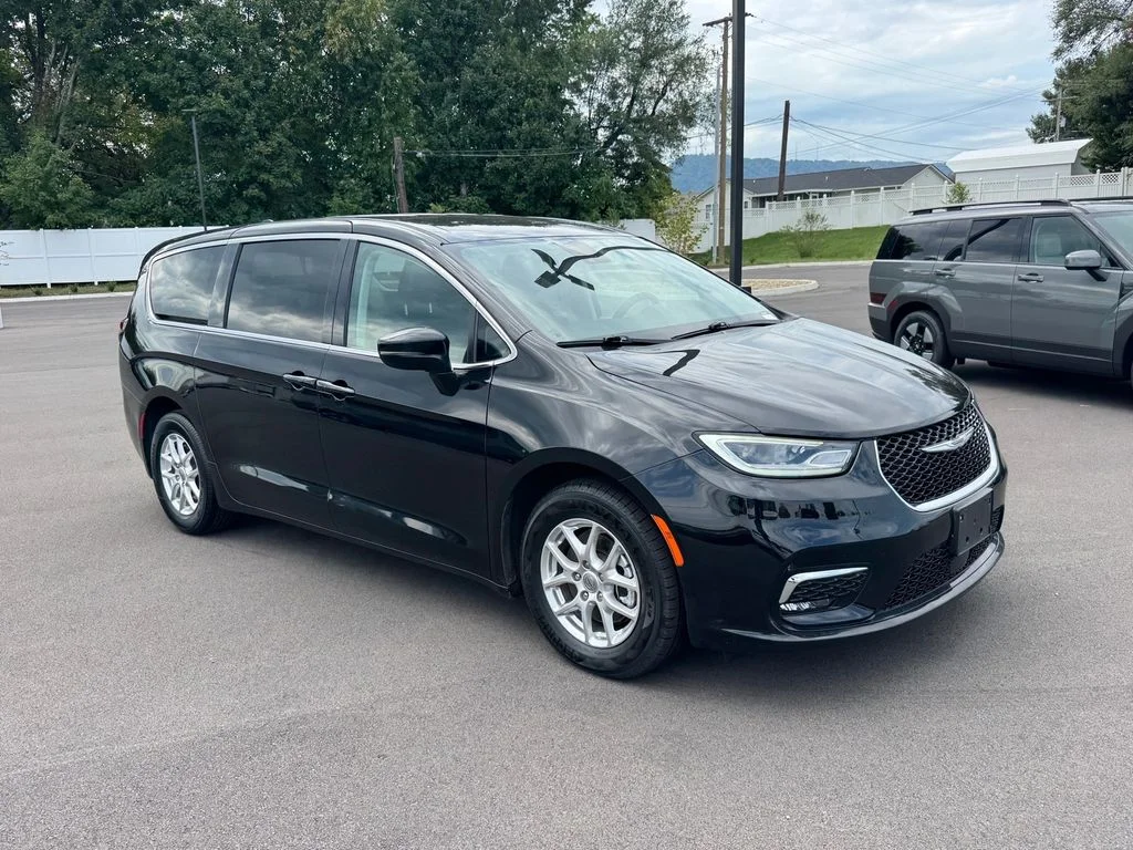 Used 2024 Black Chrysler Touring L image 2