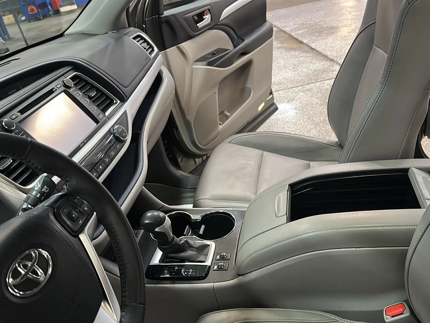 Used 2015 ALUMINA JADE METALLIC TOYOTA XLE image 25
