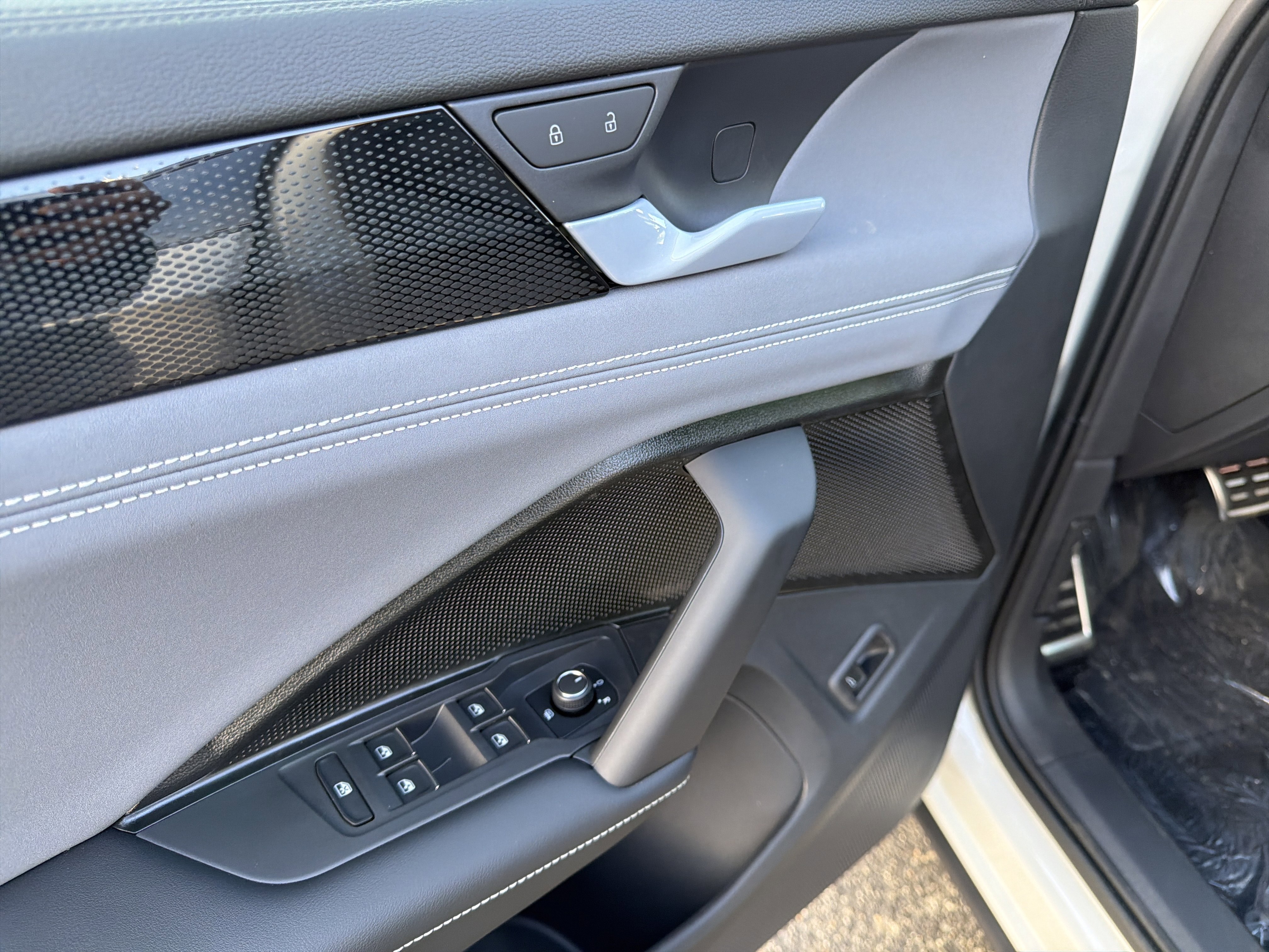 New 2026 Sandstone w/Deep Black Roof Volkswagen SE R-Line Black image 11