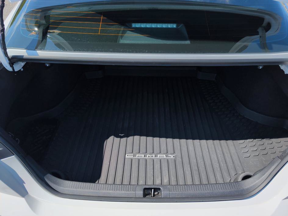 Used 2025 Ice Toyota SE image 14