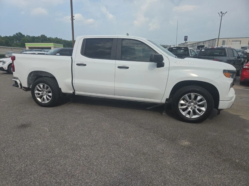 Used 2022 White Chevrolet Custom image 12