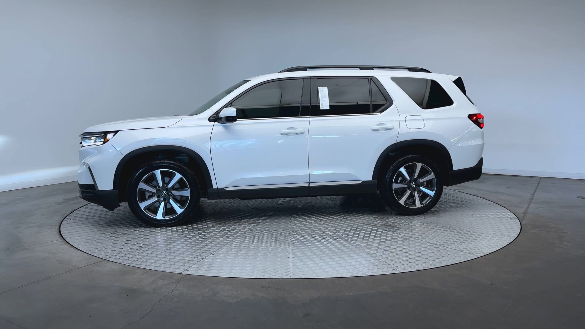 Used 2023 Platinum White Pearl Honda Touring image 5