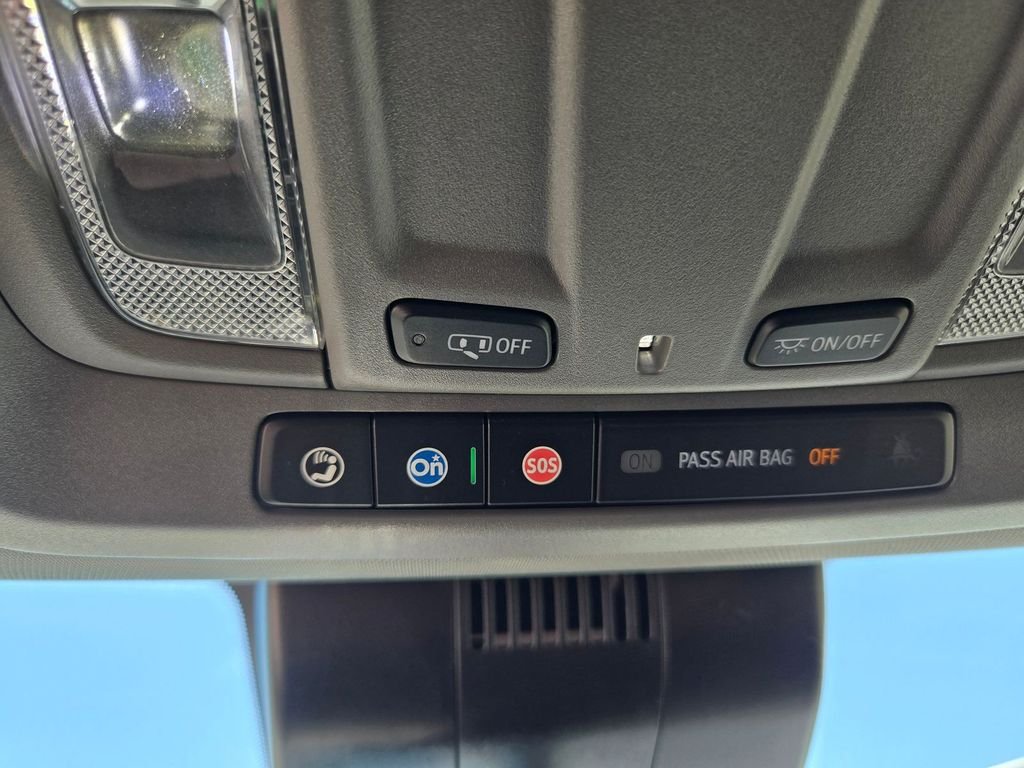 Used 2023 White Chevrolet Custom image 8