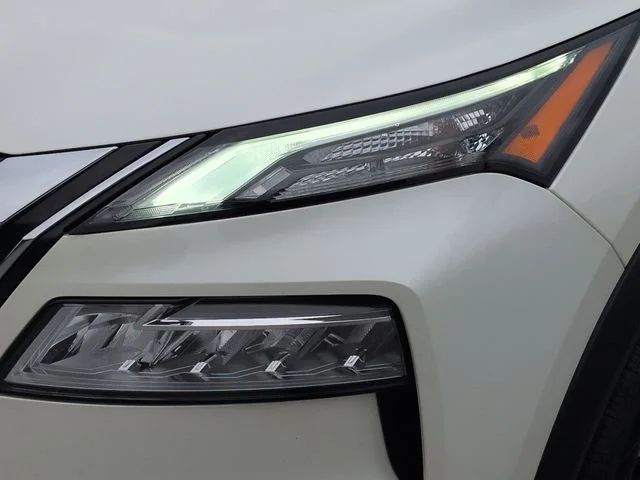 Used 2023 White Nissan SV image 9