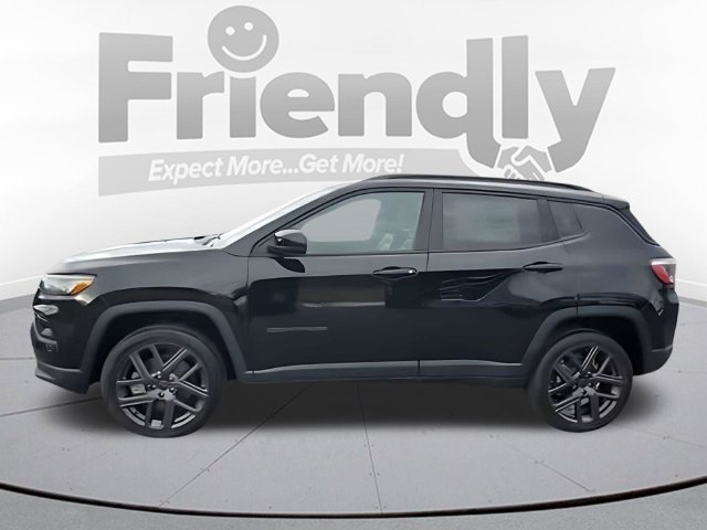 New 2026 Diamond Black Crystal Pearl-Coat Exterior Paint Jeep Limited image 2