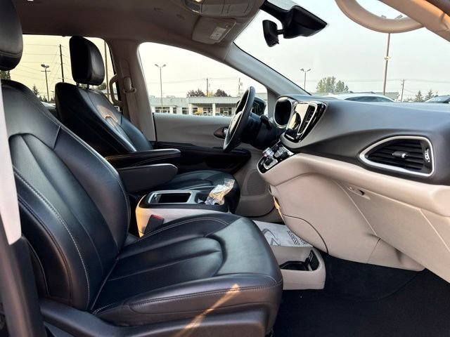 Used 2024 Diamond Black Crystal Pearlcoat Chrysler Touring L image 10
