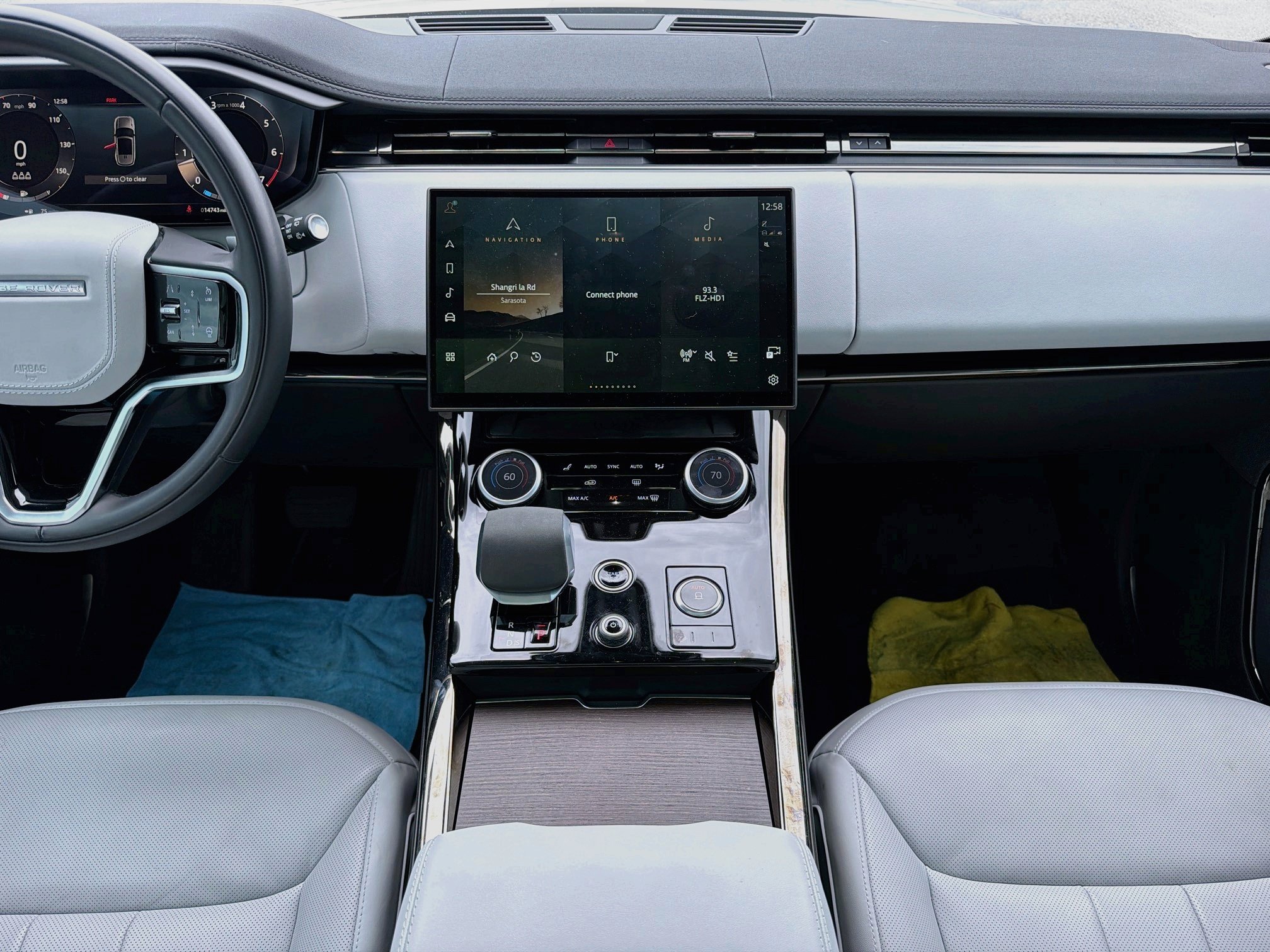Used 2023 White Land Rover SE image 20