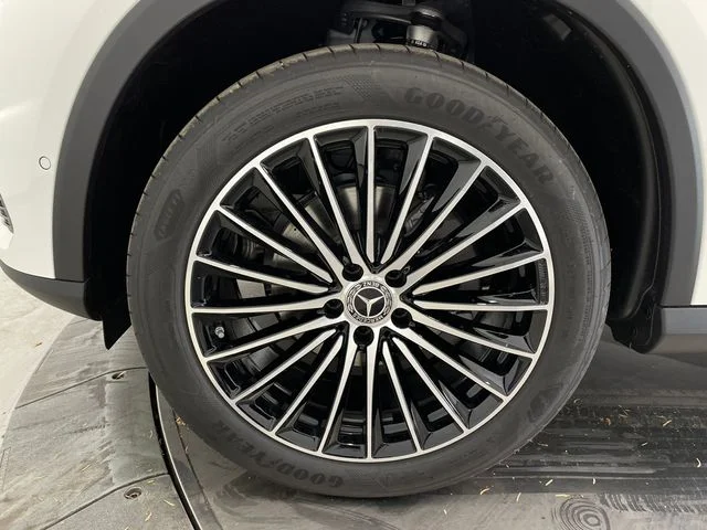 New 2027 White Mercedes-Benz GLC 300 image 10