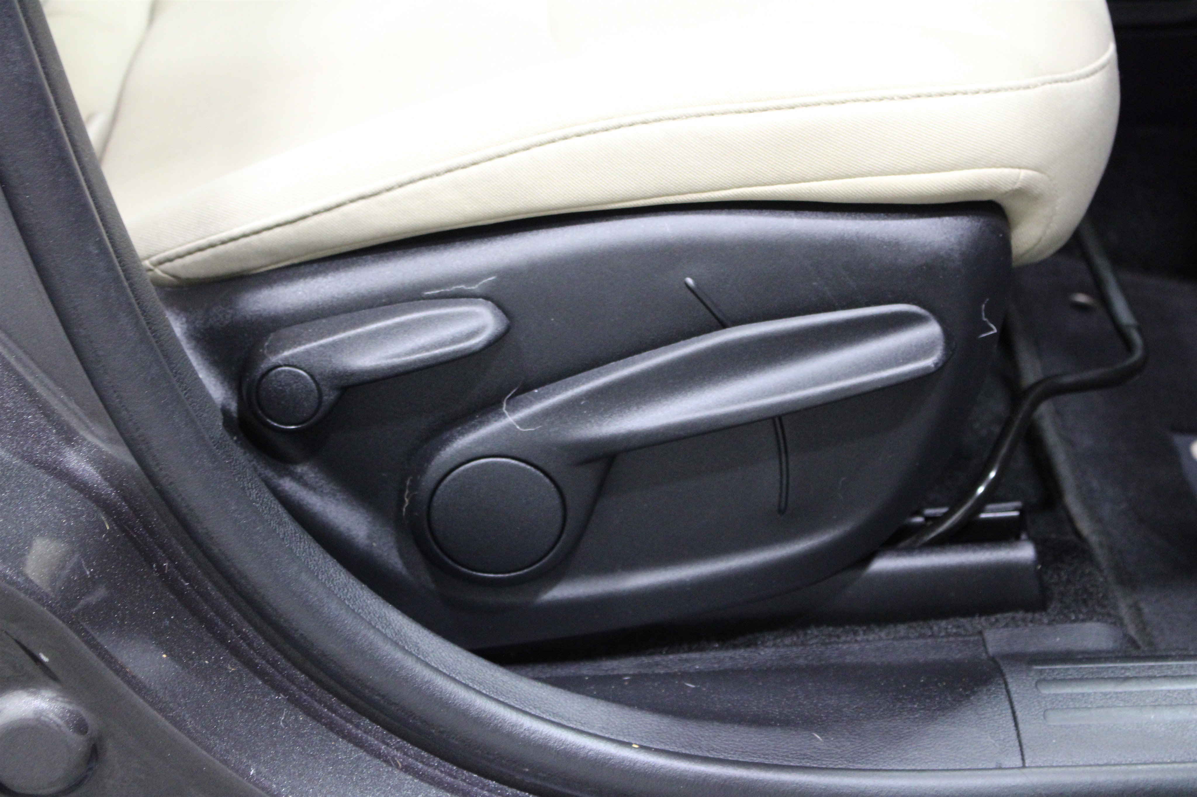 Used 2015 Granite Crystal Metallic Clearcoat Jeep Latitude image 24
