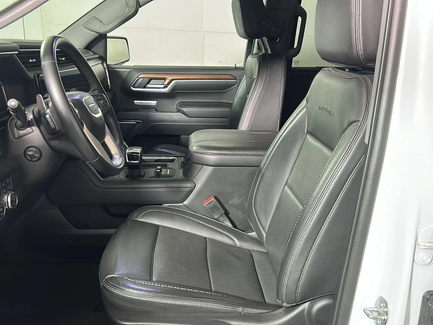 Used 2023 White Frost Tricoat GMC Denali image 14
