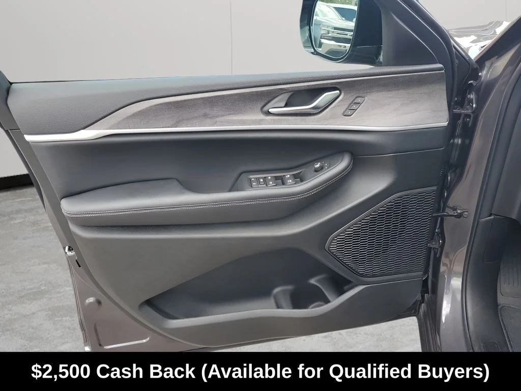 New 2025 Baltic Gray Metallic Clear-Coat Exterior Paint Jeep Limited image 76