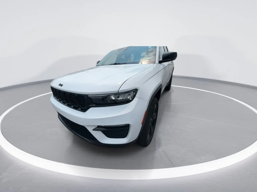 Used 2025 White Jeep Limited image 4